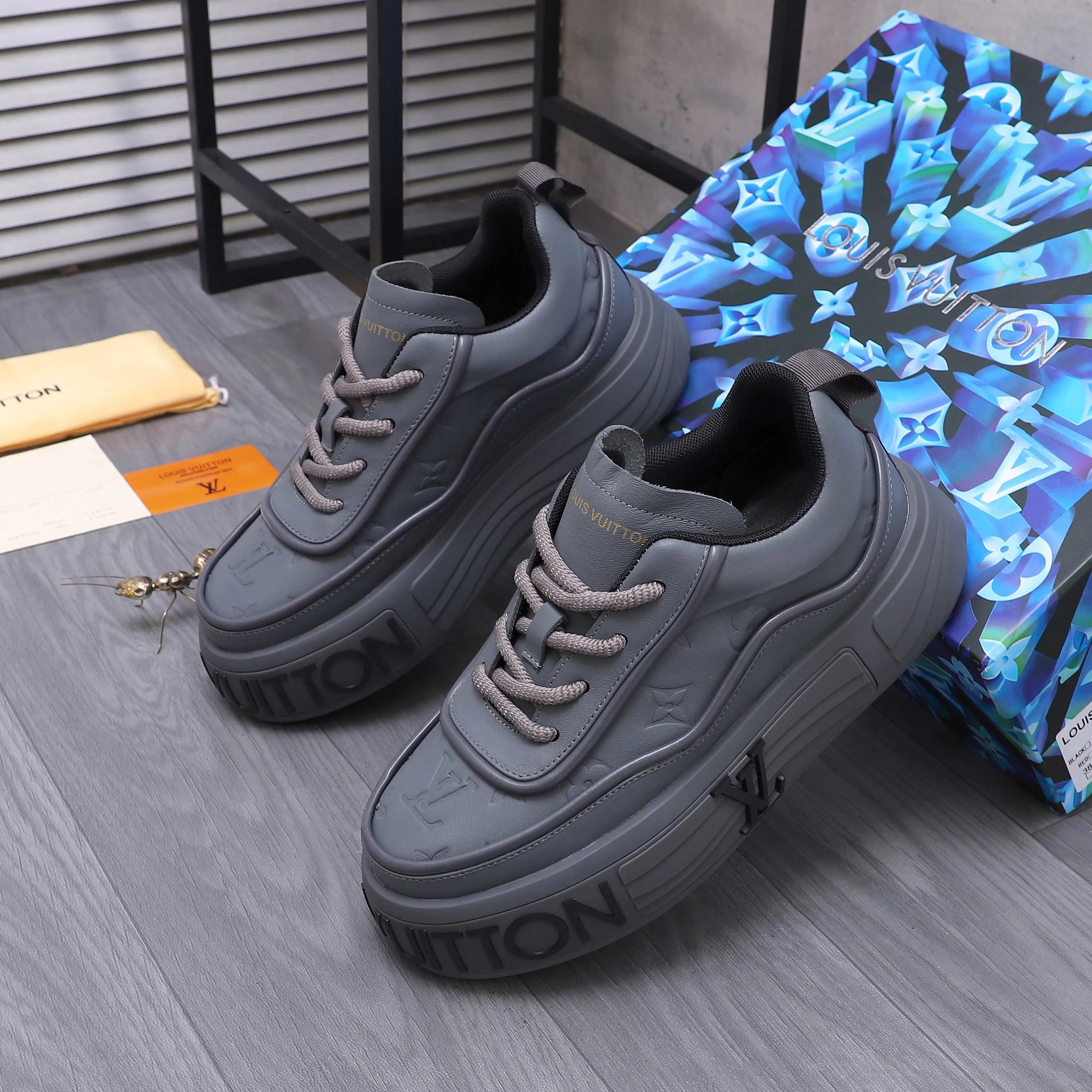 Men's shoes 💰560 Product trademark: LV [Louis Vuitton] casual shoes, regular size. Size: 38-46 (38.45.46 is custom-made and non-returnable) Product materials: Selected high-quality cowhide stitching embossed cowhide upper, cowhide insole, mesh lining, original outsole
